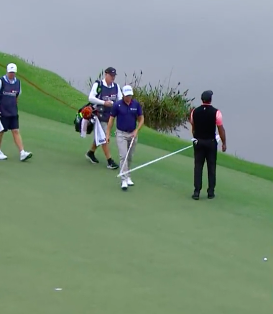 😂 | Golftopper Tiger Woods wil collega Justin Thomas pranken maar dát mislukt