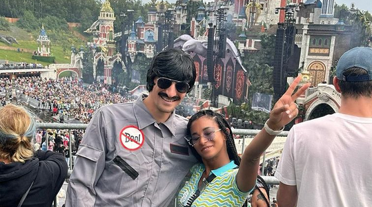 📸 | Thomas Meunier zet traditie op Tomorrowland voort: Rode Duivel feest onherkenbaar tussen menigte