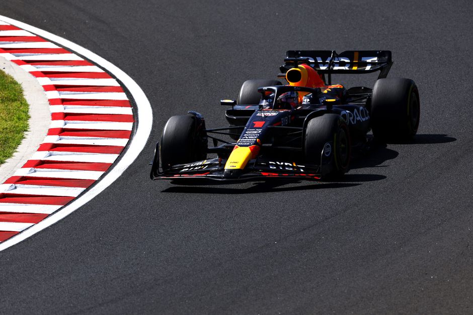 7 op rij! Max Verstappen wint de GP van Hongarije en nadert record Sebastian Vettel