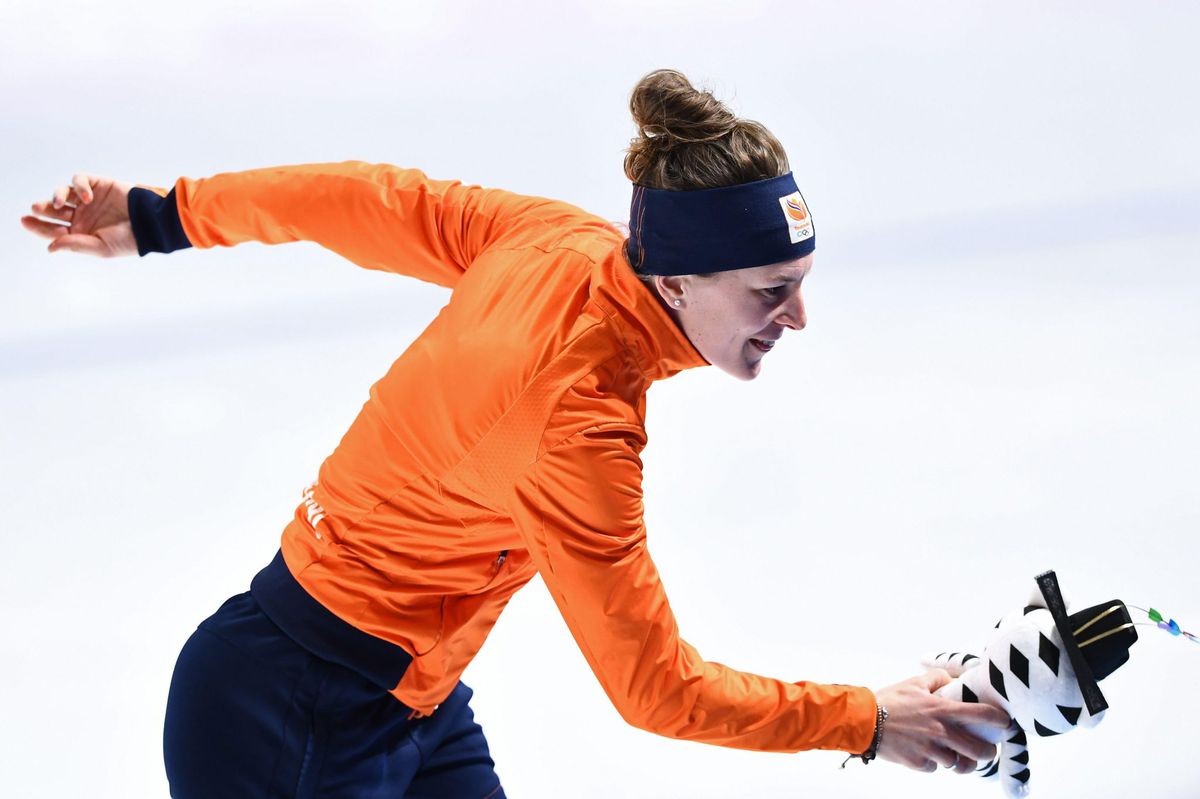 Nederlandse vlag tijdens sluitingsceremonie gedragen door Ireen 'beste olympiër ooit' Wüst