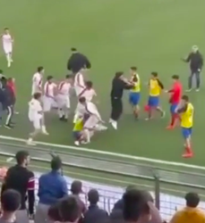 🎥 | Italiaanse jeugdwedstrijd op Sicilië loopt volledig uit de hand