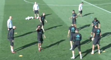 Ronaldo zet ploeggenoot even heerlijk voor schut met lekkere panna (video)