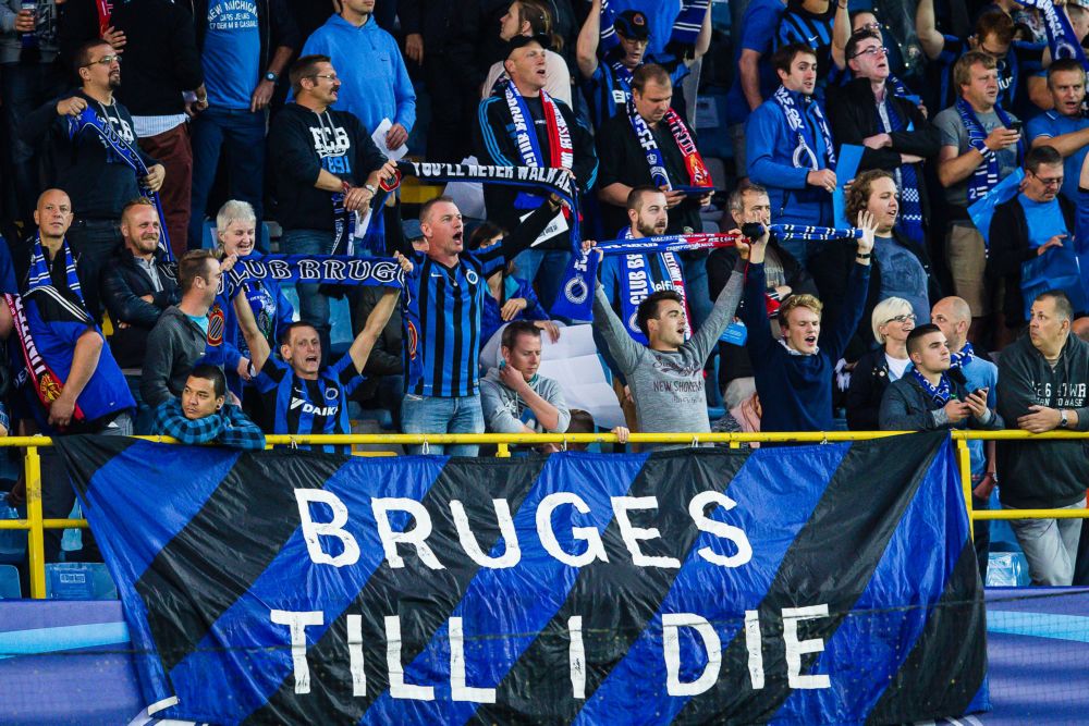 Fans Club Brugge stuntelen met vuurwerk, scheids staakt wedstrijd (video)