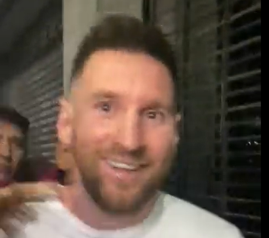 🎥 | Lionel Messi weet niet wat hij ziet: enorme groep fans wacht hem op bij restaurant