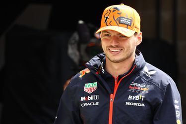 🎥 | Max Verstappen scheurt in auto van 3 miljoen euro door straten van Monaco