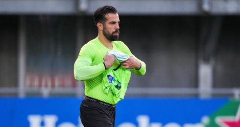 🎥 | PEC - AZ even stilgelegd omdat Kostas Lamprou zich om moet kleden