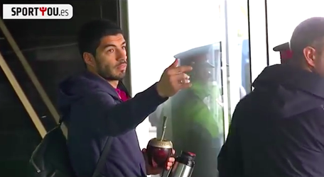 Oliedom! Suárez vergeet paspoort voor trip naar Londen (video)