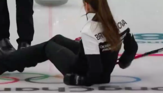 Knappe Russische curlingchick ziet steen niet en gaat lelijk onderuit (video)