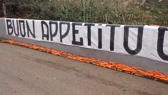 Opmerkelijk: AS Roma-fans protesteren met wortels