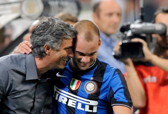 🎥 | AS Roma-trainer José Mourinho krijgt videoboodschap van Sneijder: 'Wie is die gast?'