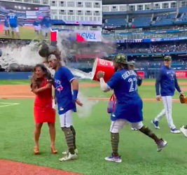 🎥 | Honkballer Vladimir Guerrero jr. bezorgt reporter én teamgenoot een nat pak