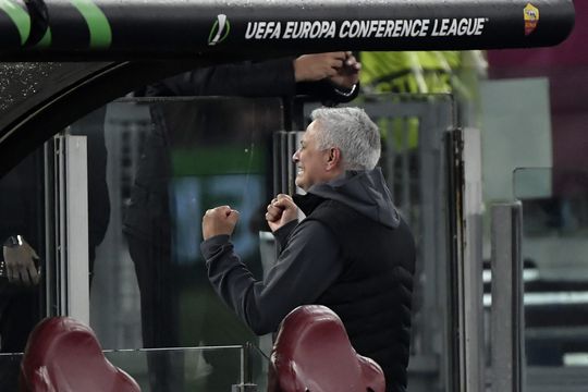 Mourinho huilt van geluk na bereiken finale tegen Feyenoord: ‘Dit voelt als de Champions League’