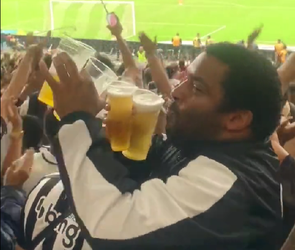 🎥😂  | Braziliaanse voetbalfan bedenkt briljante manier om 4 biertjes tegelijk te atten