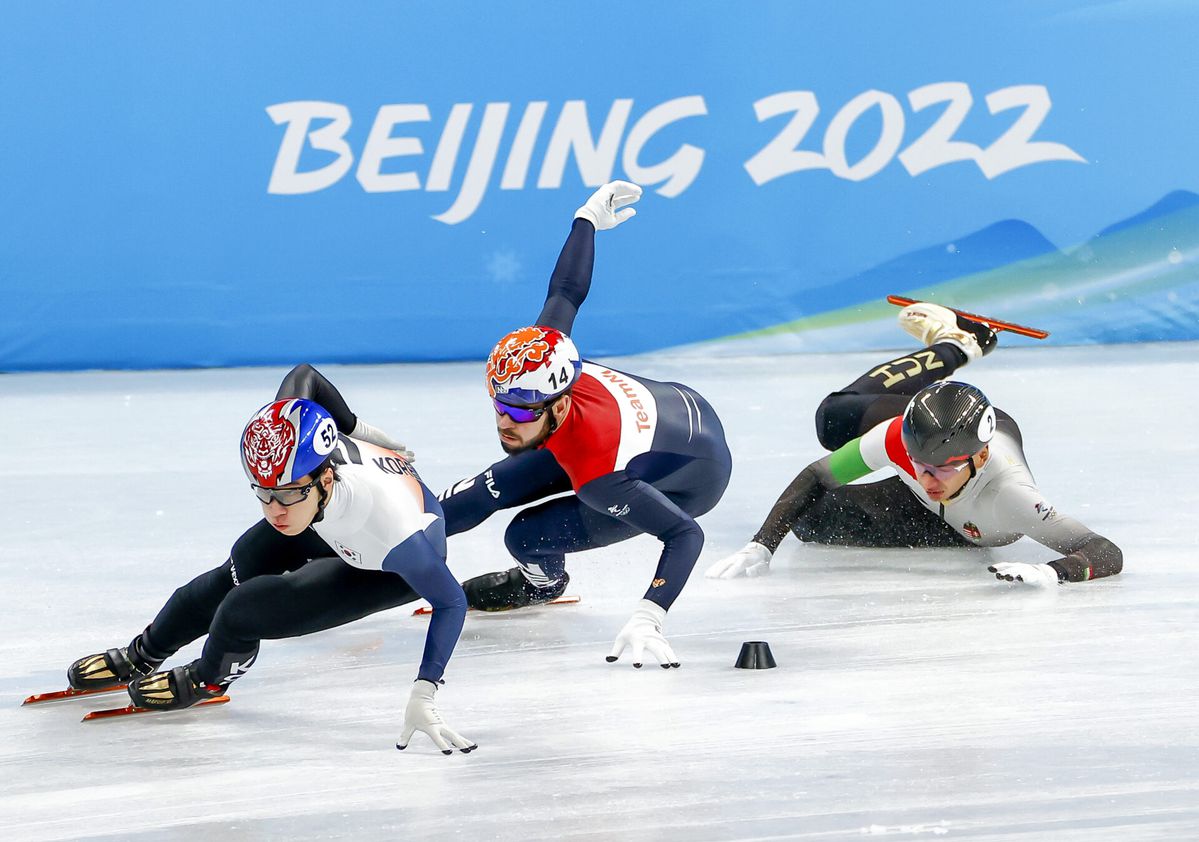 Sjinkie Knegt kegelt Chinees de boarding in: diskwalificatie op 1.000 meter