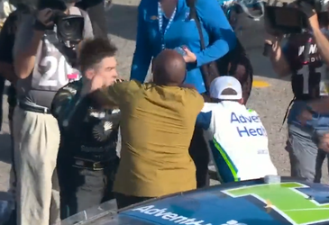 🎥😱 | NASCAR-coureur Ross Chastain beukt concurrent in gezicht na ruzie op grid