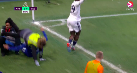 🎥🎳 | Strike! Chelsea-verdediger Wesley Fofana kegelt steward omver