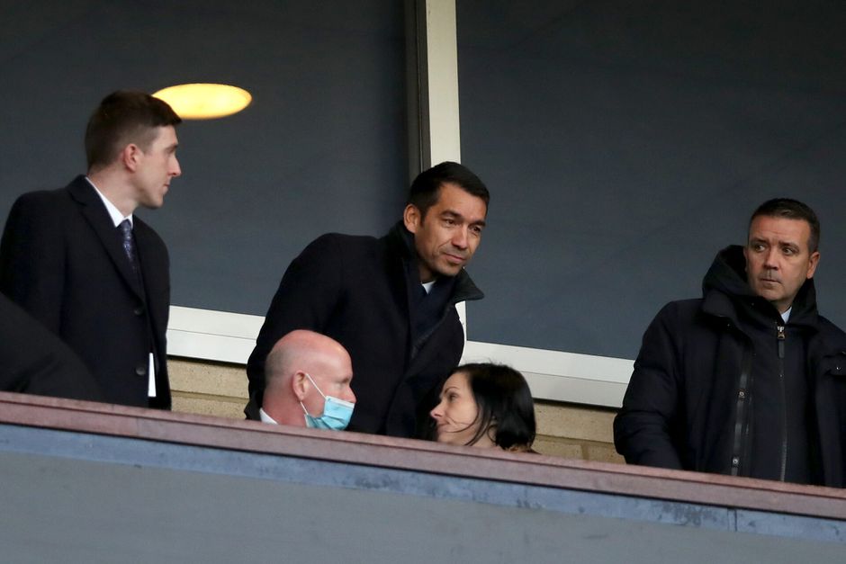 Van Bronckhorst schrikt vanaf de tribune van nieuwe ploeg: Rangers verliest in de beker