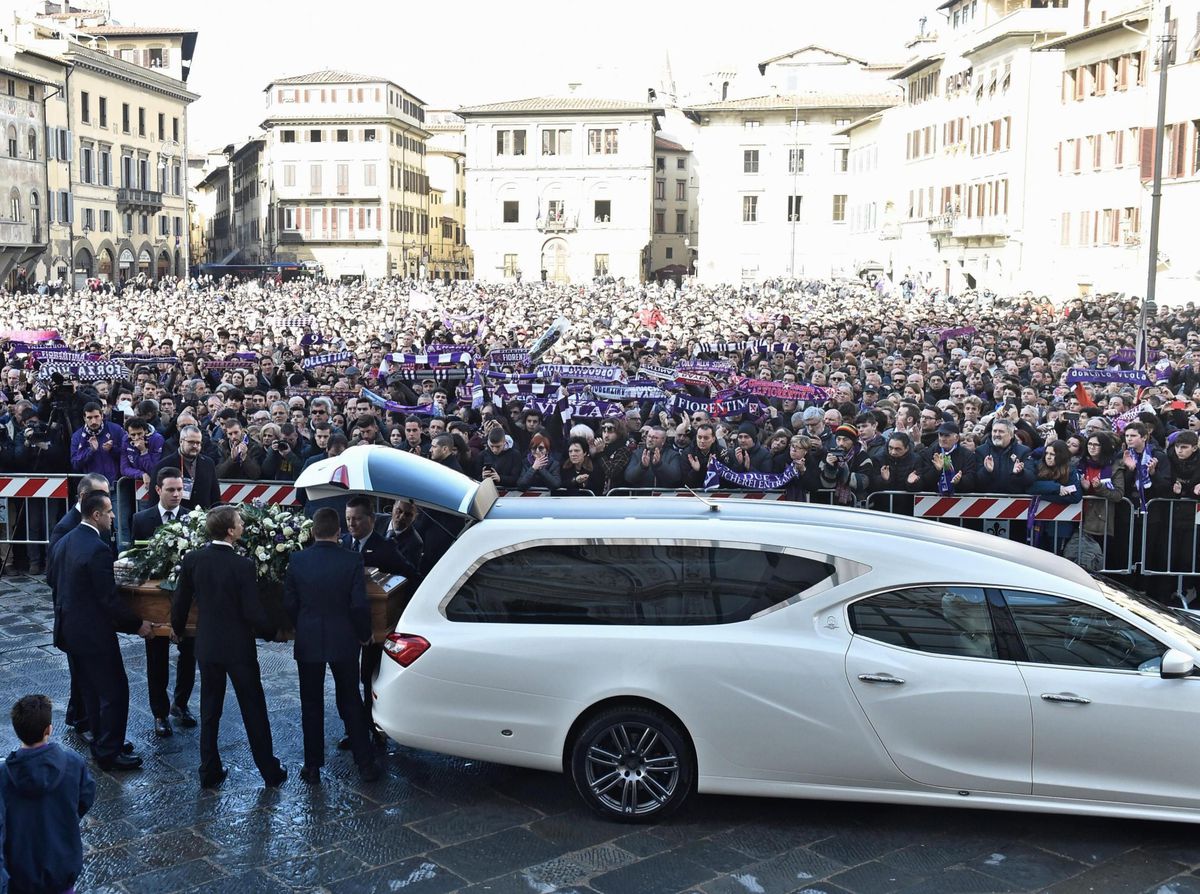 Davide Astori onder enorme belangstelling begraven