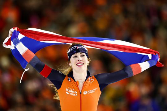 Antoinette Rijpma-de Jong juicht! Nederlandse schaatsster wereldkampioen op koninginnennummer