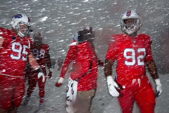 Dikbetaalde NFL-sterren lachen zich rot tijdens lompe wedstrijd in sneeuwstorm (video's)