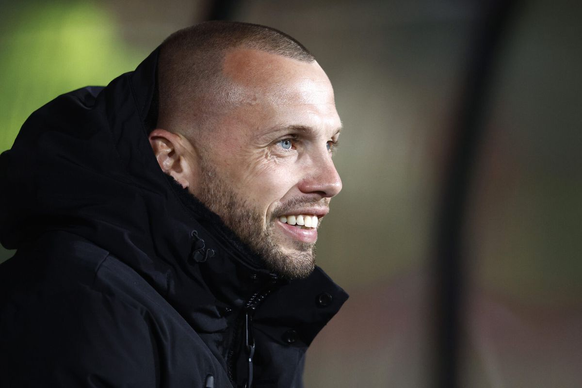 Ajax-interimtrainer John Heitinga krijgt deze actrice als buurvrouw