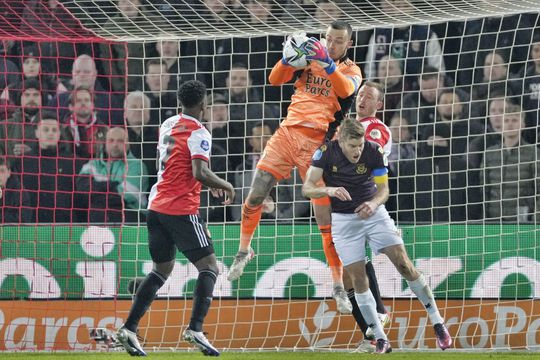 Feyenoord-keeper Justin Bijlow sneert naar Dessers en aanvallers: 'We moeten de kansen afmaken'
