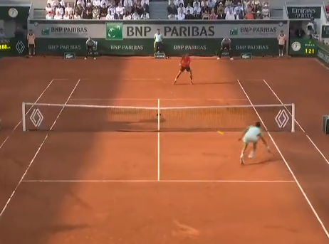 🎥 | Zien! Carlos Alcaraz maakt weergaloos Roland Garros-punt vanuit onmogelijke hoek