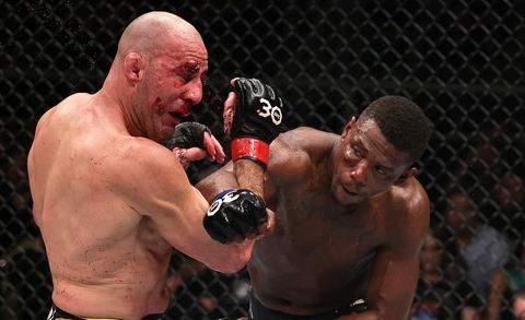 UFC-vechters moeten allebei naar ziekenhuis na bloederig gevecht