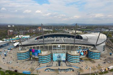 📸 | Druk staat vol op de ketel! Premier League-beker aanwezig in Etihad Stadium