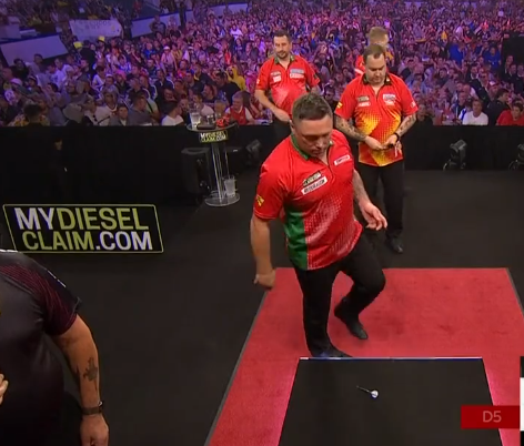 🎥😂 | Wat zijn dartpijlen zwaar hè? Stuntelende Gerwyn Price laat pijlen vallen