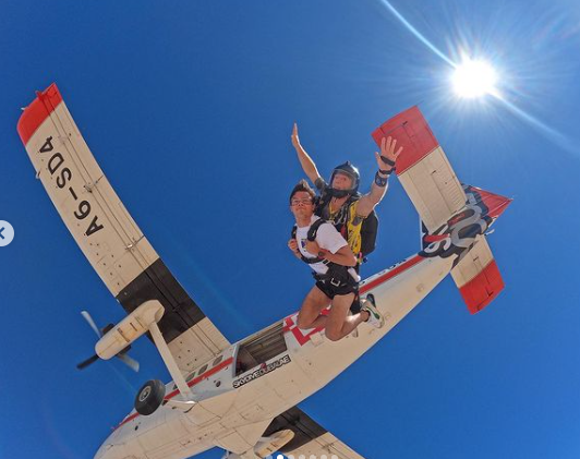 📸 | Nyck de Vries springt uit vliegtuig: 'Dank je wel, Lewis en Angela!'