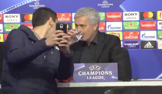 Journalist wil selfie met Mourinho, maar die heeft daar he-le-maal geen zin in (video)
