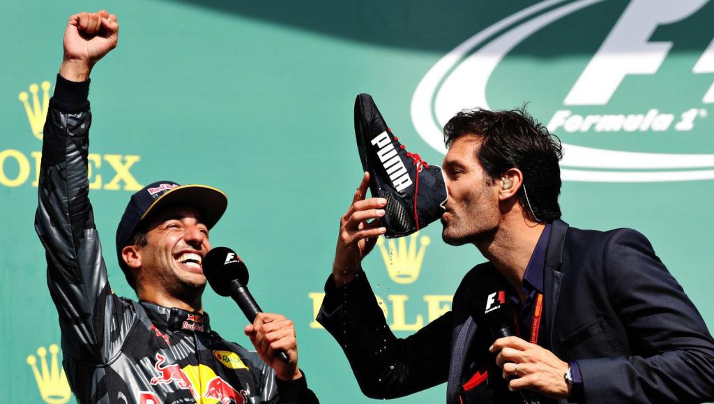 LOL! Webber drinkt champagne uit de schoen van Ricciardo (video)