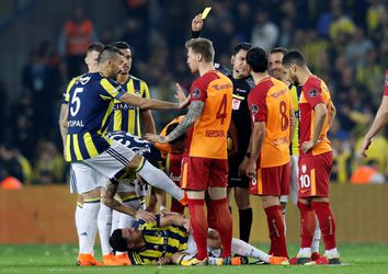 Beladen Turkse topper tussen Fenerbahçe en Galatasaray eindigt in brilstand (video)