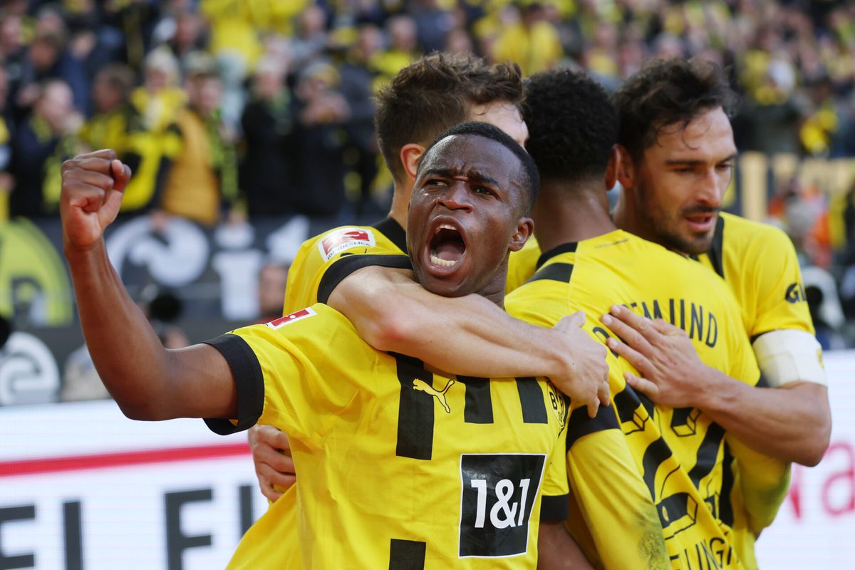 Dortmund wint derby van Schalke, maar verliest aanvoerder Marco Reus