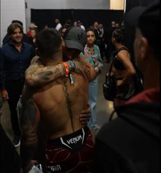 🎥 | Sergio Ramos op 1e rij bij UFC-event: verdediger feliciteert vechter na zijn winst
