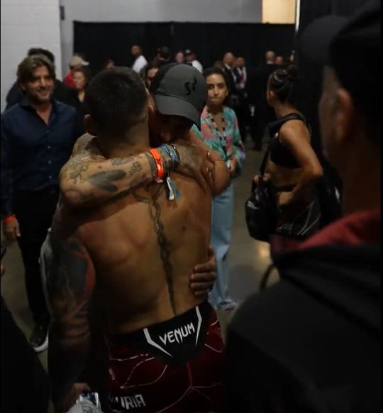 🎥 | Sergio Ramos op 1e rij bij UFC-event: verdediger feliciteert vechter na zijn winst