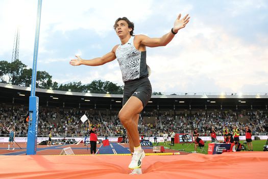 WERELDRECORD! Zweed Armand Duplantis springt met polsstok voor eigen publiek naar 6,16 meter