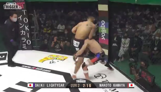 🎥 | MMA-vechter Daiki Tsubota maakt publiek gek met keiharde vliegende knie-KO