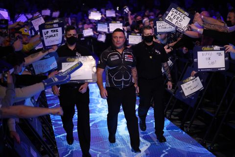 Price is ook tegen Van Duijvenbode mikpunt van publiek: 'You sheep shagging bastard!'