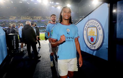 Opstellingen van Leeds United en Manchester City: Aké en Struijk in de basis