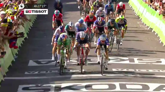 🎥 | Tour de France: Jasper Philipsen sprint naar ritzege in Carcassonne