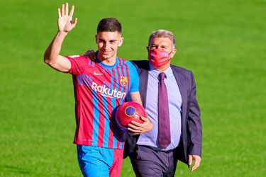 Valencia-coach hekelt transfer en praatjes bij Barça: 'Hoe is het mogelijk? Waar is de Fair Play?'