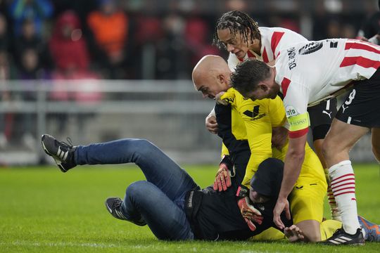 'PSV geeft stadionverbod aan fan die kaartje aan veldbestormer gaf'