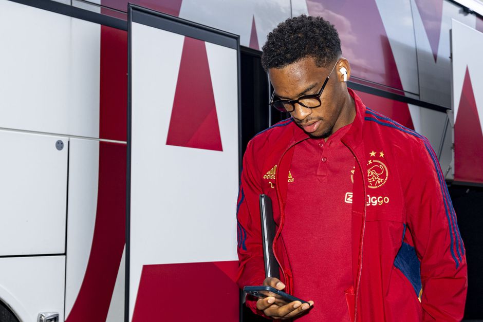 Daar is-ie eindelijk! Jurriën Timber tekent nieuw contract bij Ajax