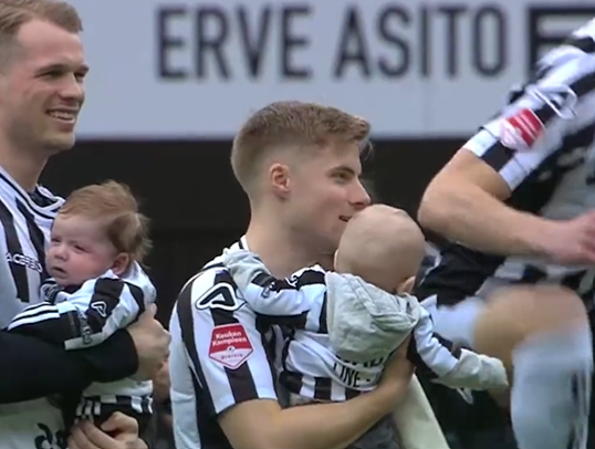 🎥 | Schattig! Heracles-spelers komen het veld op met baby's in de armen