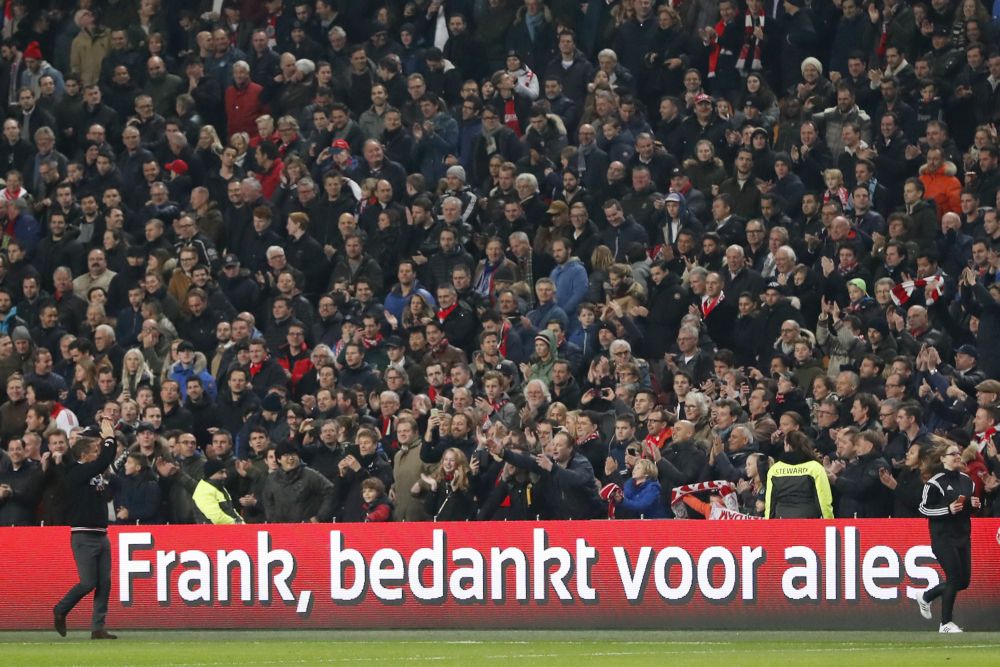 De Boer neemt in de rust afscheid van Ajax-publiek (video)