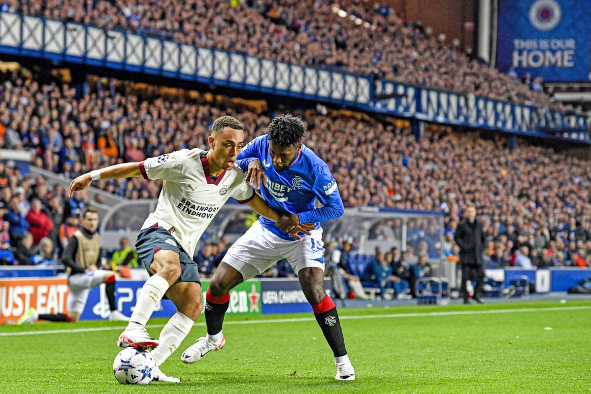 Kersverse PSV'er Sergiño Dest stond er tegen Rangers 'gewoon': 'Een heel bijzondere situatie'