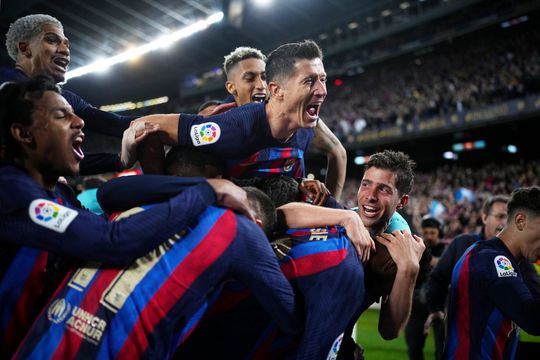 🎥 | FC Barcelona deelt Real Madrid flinke tik uit in titelstrijd met late zege in El Clásico