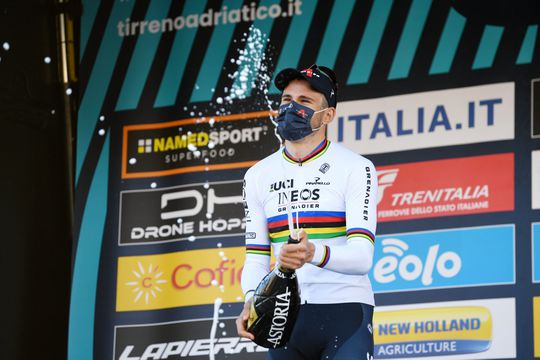 Filippo Ganna wint proloog Tirreno-Adriatico voor Remco Evenepoel en Tadej Pogacar